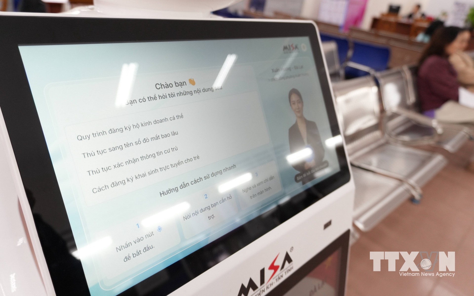 Giao diện đơn giản và trao đổi hoàn toàn bằng tiếng Việt của robot AI giúp người lớn tuổi cũng có thể sử dụng dễ dàng. (Ảnh: Nguyễn Dũng/TTXVN)
